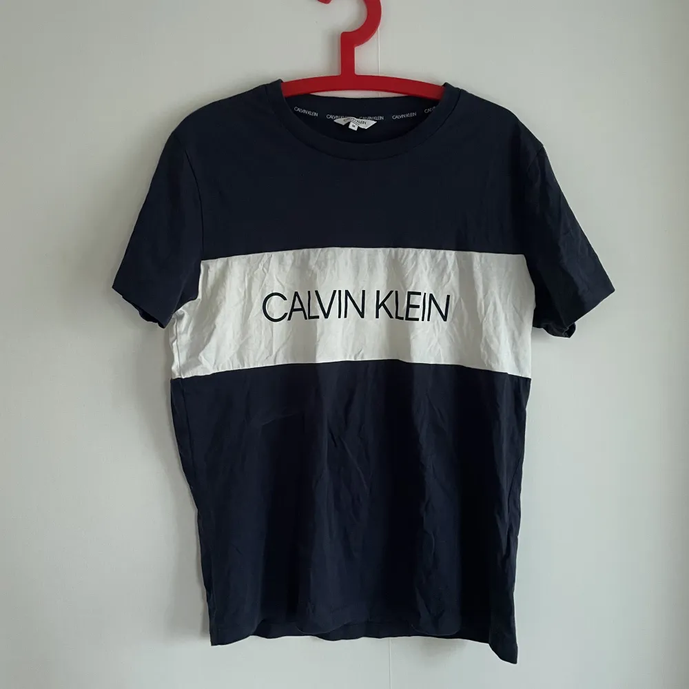 Calvin Klein T-shirt sparsamt använd. Storlek: M. T-shirts.