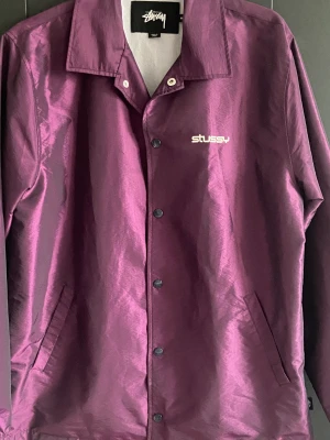 Stussy windbreaker jacka  - Lila stussy windbreaker köpt på second hand. Har använt ett par gånger men är dock i väldigt bra skick. Pris kan diskuteras  