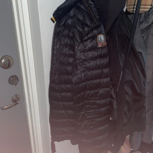 Parajumper jacka  - Sällsynt finns inte o köpa online eller i butik längre. Mycket fin och fräsch jacka. 