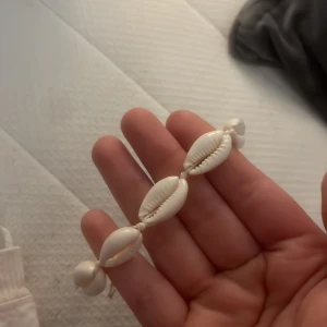 Armband - Snäckarmband. Passar nästan till allt och är jättefint att ha på stranden eller så. Har ett till så säljer detta
