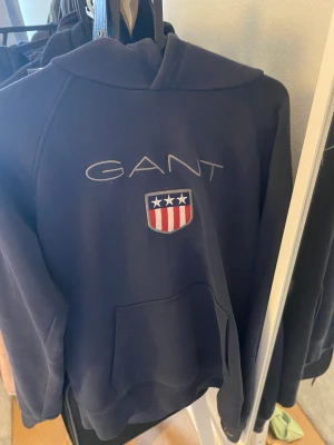 Gant hoddie - Tröjan är i storlek 158/164 Tröjan har lite vit spilld färg på ena armen som inte går bort annars ser den ut som den ska