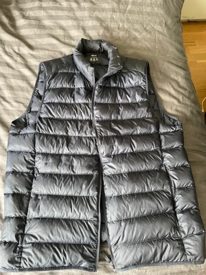 Uniqlo väst - Säljer min feta väst som passar perfekt till sommarkvällar och höst/vår. Västen är sparsamt använd och har inga fläckar eller hål.