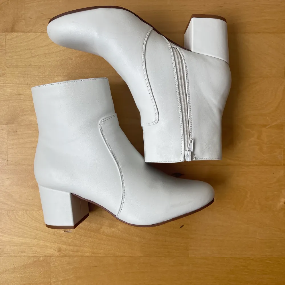 Vita boots köpta på Zalando, klacken är 5 cm hög och de är väldigt rena och aldrig använda.. Skor.