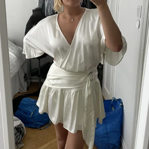 Vit känning  - Säljer denna vita klänning. Aldrig använd.