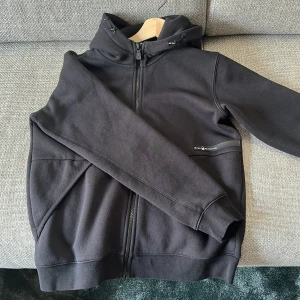 Sailracing hoodie - Cond 10/10 Köpt på Kidsbrandstore. Pris kan diskuteras vid snabb affär!