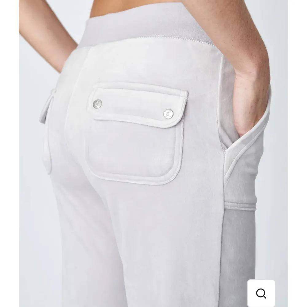 Juicy byxor i quite gray strl S Ett litet hål i fickan men annars inga synliga defekter original pris 1200kr Pris kan diskuteras . Jeans & Byxor.