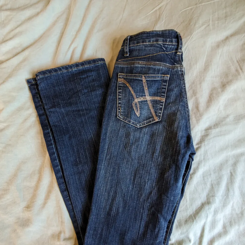 Jeansen är rakbenta jeans från H&L jeanswear. De framkommer inte en storlek men är runt 32/34 i passform. Midjemåttet är 70cm. De har unika detaljer och glitter⭐Jeansen har inga större tecken på användning och inga hål/skador på dem. Kom privat för frågor. Jeans & Byxor.