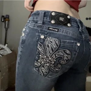 Miss me jeans - (lånade bilder från förra ägaren) säljer mina fina miss me jeans för jag inte använder dom, innerbenslängden är 80 cm och midje måttet rakt över är 39 cm 🤗