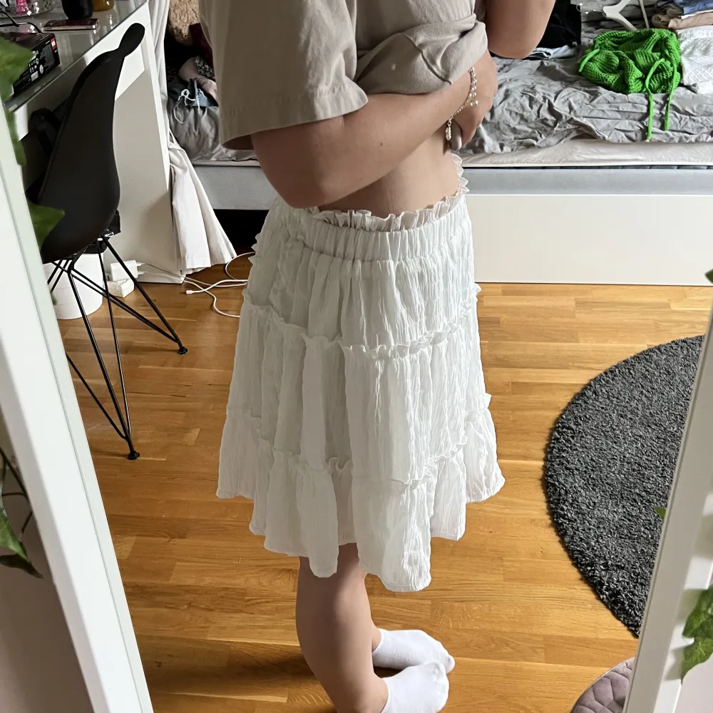 En vit kjol från SHEIN som jag aldrig använt, bara testat, då jag aldrig fått användning av den. . Kjolar.