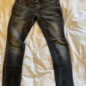 Snygga gråa dondup jeans i modellen George ”skinny fit” storlek 32. Köpta på United fashion i Göteborg för ca 2500kr. Jeansen är knappt använda och är i bra skick. Säljs för 700kr