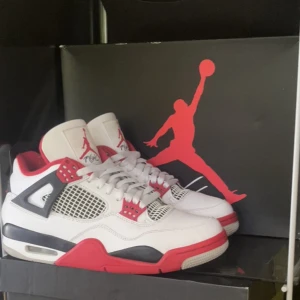 Air Jordan 4 fire red - 🔥Jordan 4 fire red 🔥⭐️Storlek 43 ⭐️🍀Perfekt skick 🍀🌸Skickar gärna fler bilder eller svarar på frågor 🌸💯Box och kvitto finns 💯☀️Perfekt för sommaren☀️📦Kan fraktas eller mötas upp i Stockholm 📦🦋Pris kan diskuteras vid snabb affär 🦋