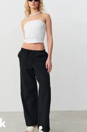 Linnebyxor  - Säljer mina svarta linnebyxor från ginatricot. Köpte de för 2 veckor sedan ungefär och använda ett fåtal gånger. Nypris: 399kr