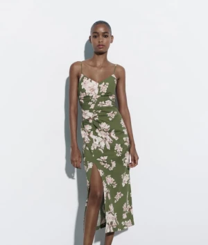 Klänning zara  - Oanvänd klänning från zara  Slutsåld  Material i linne och viskos  Pris 250kr+frakt 40 PostNord spårbart 