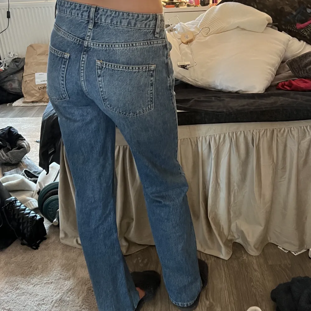 Blåa mid-waist, straight jeans 💓 Bra i längden på mig som är 170cm!. Jeans & Byxor.