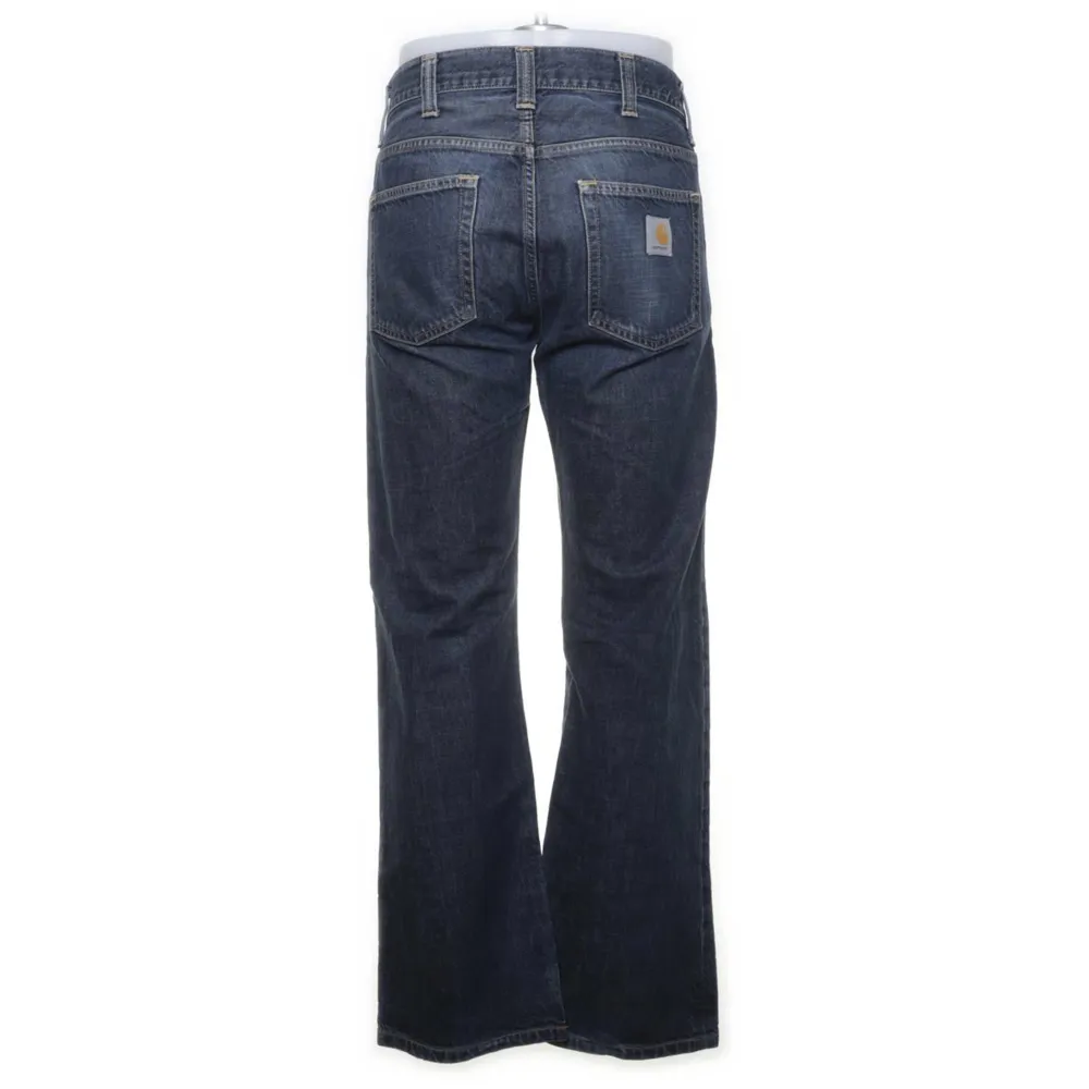 Ett par Carhartt jeans som tyvärr knge  längre kommer till användning. Är i jätte fint skick och är i St 33/32 💙💙 kan skicka fler bilder om de önskas  Köpte dessa för 1000kr . Jeans & Byxor.