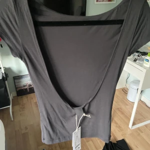 Rygglös topp - Säljer min rygglösa topp från Gina. Aldrig använd då den var förstor men hann inte lämna tillbaks. 