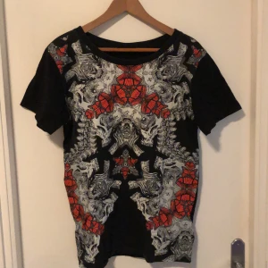 Butterfly x Skeleton Tshirt - Cool tshirt med skelett och fjärils mönster