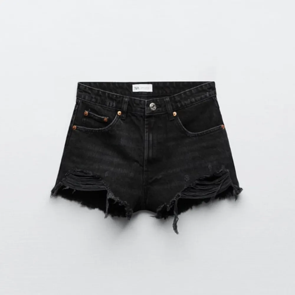 Svarta shorts från Zara, aldrig använda. Kontakta mig privat för egna bilder☺️. Jeans & Byxor.