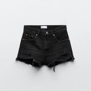 Shorts - Svarta shorts från Zara, aldrig använda. Kontakta mig privat för egna bilder☺️