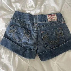 True religon shorts  - Äkta true religon shorts jag köpt på Plick med jag har så många shorts så måste sälja några passar xs/s står 26 på lappen midjemått 36cm