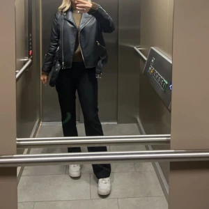 Vilma kostymbyxor  - Säljer dessa Vilma kostymbyxor från bikbok då de inte kommer till användning. De är i perfekt skick och nypris är 499kr✨