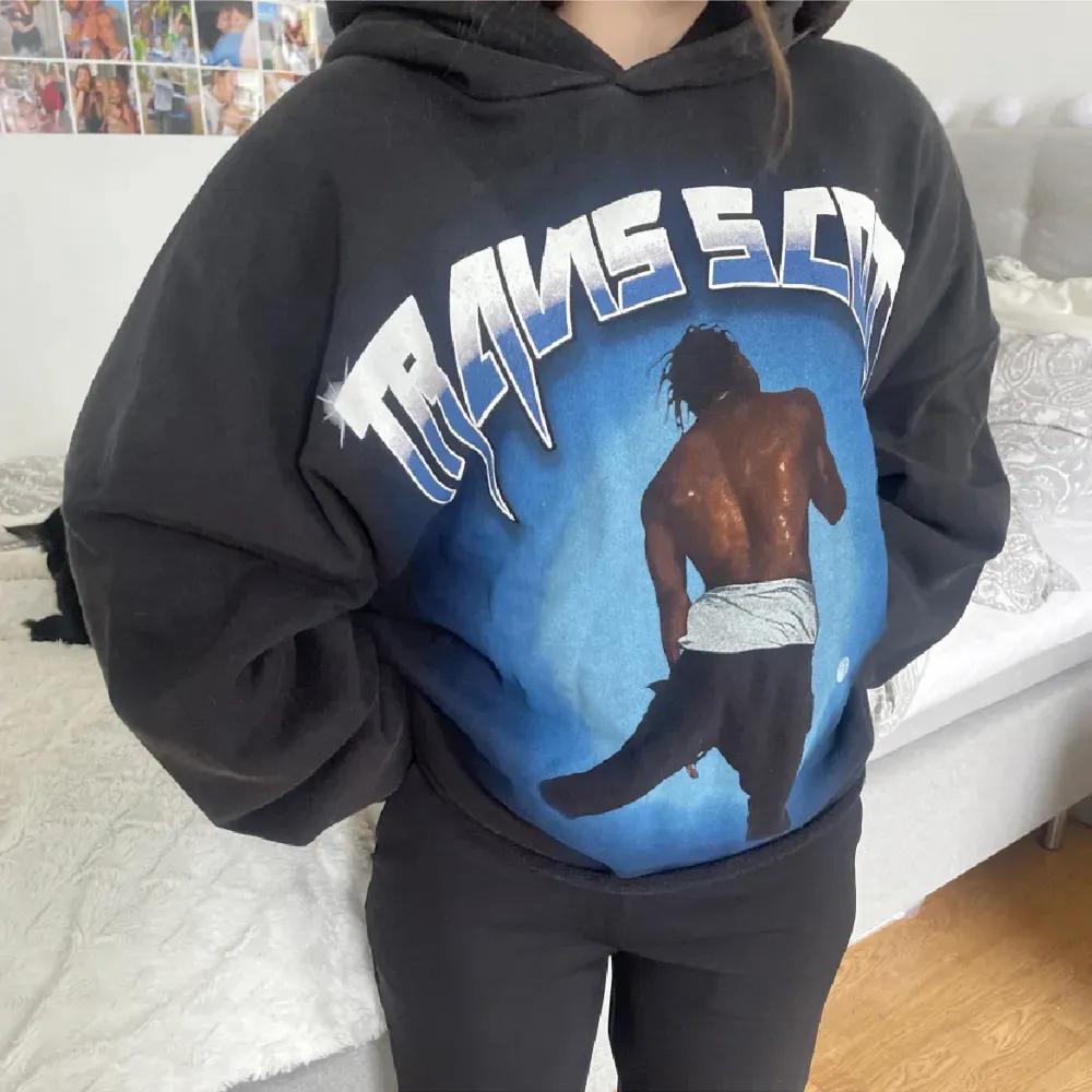 Travis scott hoodie med fett tryck i fram och bak! storlek M, passar även S 🖤🖤🖤 endast testad, som ny. Hoodies.