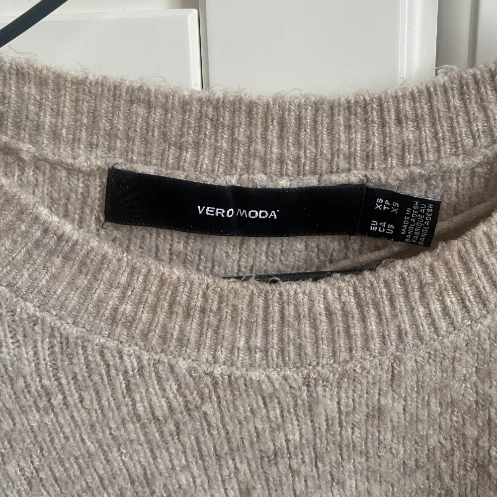 Säljer denna kortärmade stickade tröjan då den inte kommer till användning längre!💞. Stickat.