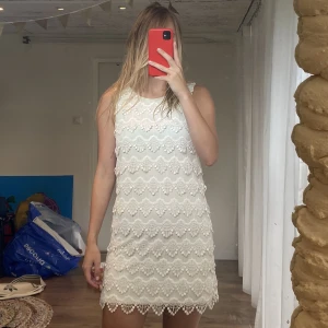 Unik vintage H&M-klänning - Sommarklänning ifrån HM med vackra detaljer. Storlek 38.