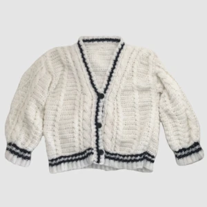 Taylor Swift kofta - Handgjord, virkad kofta inspirerad av den Taylor Swift har från låten ”Cardigan”. Perfekt nu till The Eras Tour eller bara för att ha till vardags!!! Var inte blyg med frågor så svarar jag så snabbt som möjligt 😊Använd gärna köp nu! 