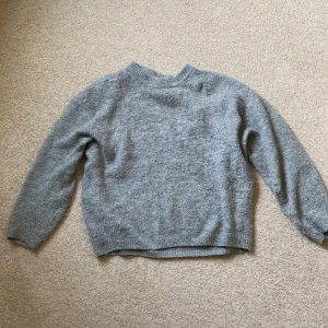 Grå stickad  - En fin grå stickad tröja i nyskick💕från hm