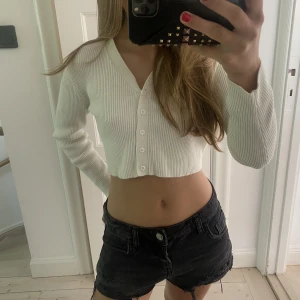 Kort kofta  - Säljer denna ribbstickade koftan från Lindex, den är créme vit🤩💗storleken är 134-140 men passar även XS.