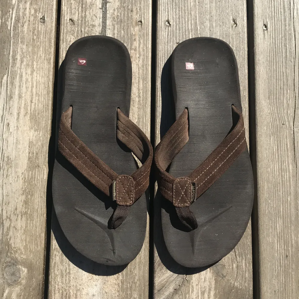 Säljer dessa gråbruna flip flops i storlek 42 från quicksilver.. Skor.