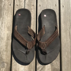 Quicksilver flip flops - Säljer dessa gråbruna flip flops i storlek 42 från quicksilver.