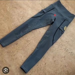 Maya delorez tigths  - Säljer dessa ridtights från maya delorez gråa med det gamla girpet ej min bild där det är en röd prick är det ett hål där av priset Nypris 799kr