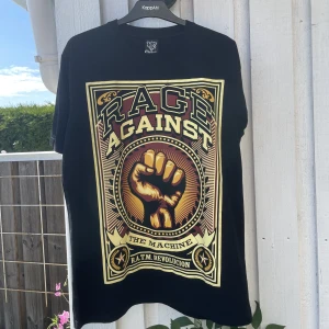 Band tröja  - RATM tröja, knappt använd och säljs då jag inte är real fan…🥲  Storlek L men fungerar också som M. Passformen är unisex. 