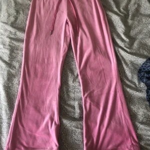 Rosa velour byxor  - Säljer nu dessa byxor!💕Har då sytt byxorna som ni ser på bild 2 och sedan sprätt upp dom! Men tycker inte att de syns så jättemycket när dom sitter på, De är uppsydda cirka 5 cm och passar mig som är 1,53👌🏼 kom privat för frågor eller bilder!💘😊