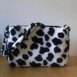 Handväska  - En fin handväska jag köpt från shein! NY SKICK !!📣Kontakta gärna vid intresse <3