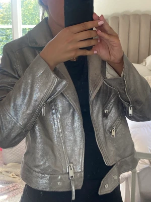 Jacka - Super cool silver jacka med massa detaljer i stolek 40. Jackan är kortare i modellen och inte så vid så passar mindre strl oxå.💃