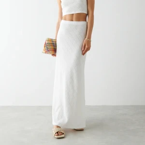 Vit långkjol - Säljer denna vita långkjolen från gina tricot i storlek M, den är i fint skick och säljes för 160kr+frakt☀️