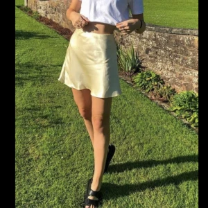 Gul satin kjol - En supersöt gul satin kjol, endast använd ett fåtal gånger!!🌼🌼 (Lånad bild, kan skicka fler privat)