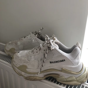 Balenciaga Triple S - Balenciaga triple S storlek 38, funkar som 39. Jättefint skick, finns dustbag och extra skosnören. 