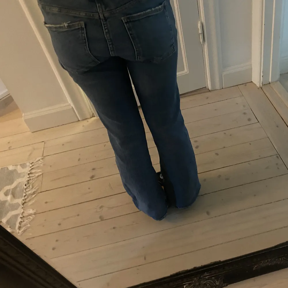 Zara flare jeans med slitz, dem är Low Rise i storlek 164 men passar även 24-26 i midjan och 30 i längden. 💘vid intresse/frågor skriv privat. Jeans & Byxor.