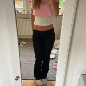 Ltb jeans  - jätte snygga svarta ltb jeans i modellen valerie! Stretchiga i materialet och har grå sömmar💕jag är ca 162! TRYCK INTE PÅ KÖP DIREKT!!