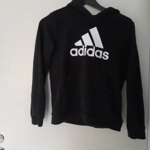 Adidas Hoodie Storlek M/152 - Svart Adidas Hoodie Storlek barn M ca 152  Obs, hund finns i hemmet   Fraktas enligt överenskommelse. Frakten bekostas av köparen.  3 för 2 på alla Hoodies/Tröjor   PRISET GÅR ATT FÖRHANDLA