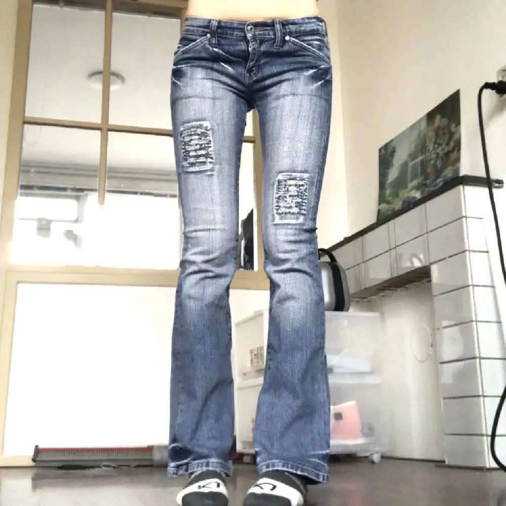 Lågmidjade jeans  💝Märkta storlek 36, uppskattas till W28. Lite stretchiga. 82 cm runt midjan, 85 cm innerbenslängd. Väldigt bra skick. Jag är 176 cm och har W29 i jeansstorlek 💛Endast frakt ✨Använd gärna köp nu<3. Jeans & Byxor.