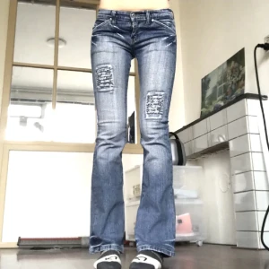 Y2k lågmidjade jeans - Lågmidjade jeans  💝Märkta storlek 36, uppskattas till W28. Lite stretchiga. 82 cm runt midjan, 85 cm innerbenslängd. Väldigt bra skick. Jag är 176 cm och har W29 i jeansstorlek 💛Endast frakt ✨Använd gärna köp nu<3