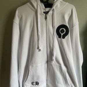 Chrome Hearts tröja i nyskick - Hej! Säljer en vit full zip chrome hearts tröja i nyskick. Storlek L men passar som M. Hör av dig vid frågor eller funderingar!