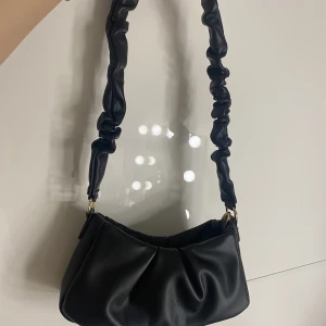 Axelväska - Axelväska/Baguetteväska använd 2ggr. Rymmer ganska mycket🤍