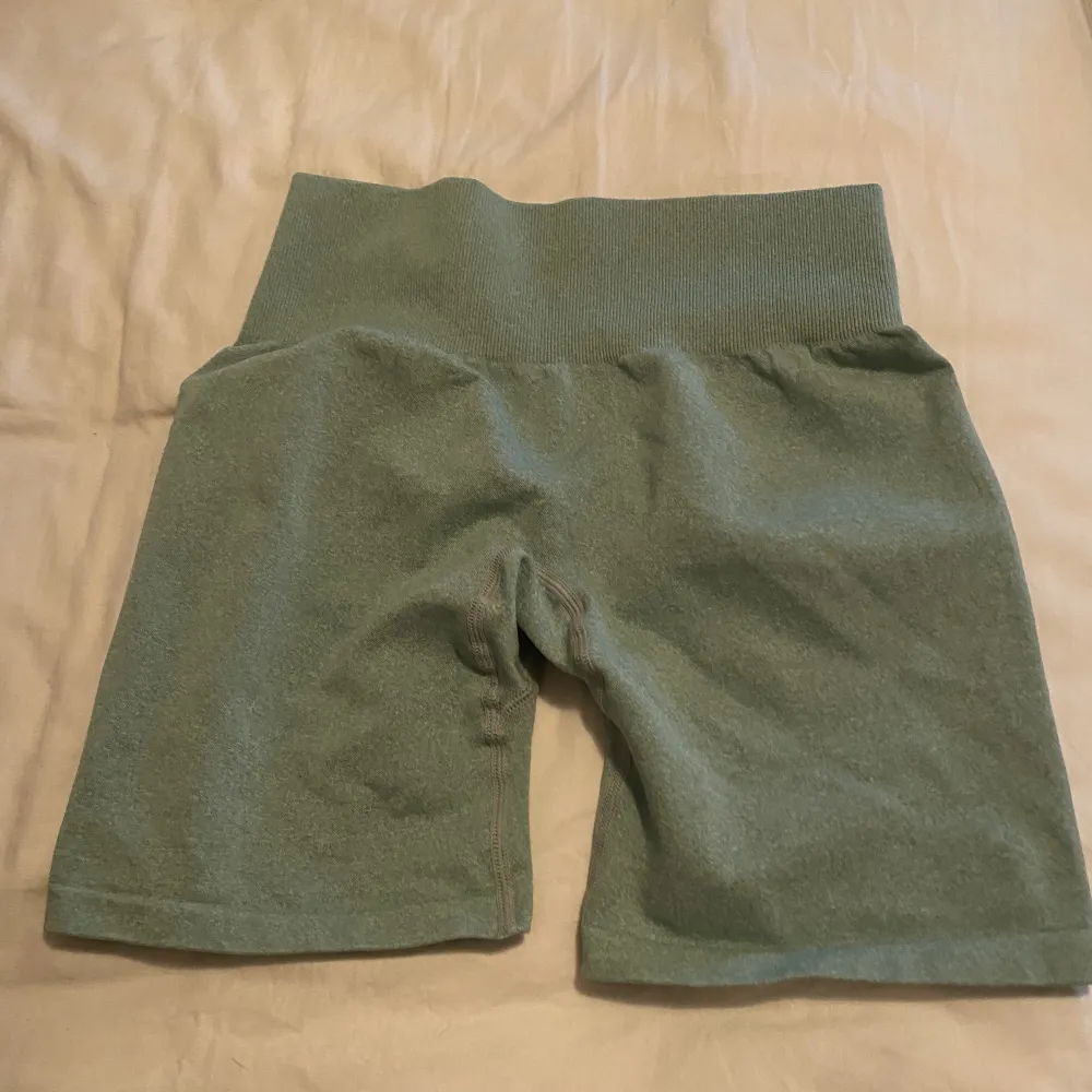 Helt nya shorts. Säljes pga för små. De gröna har schrunch där bak. 150 kr styck plus frakt eller alla för 300.. Shorts.