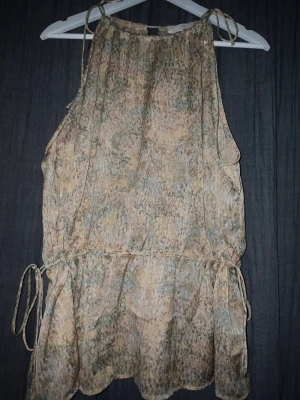 Blus - Super söt somrig blus från H&M!💛🧡 blusen har knytning upptil och även i midjan, därav kan storleken ”variera” efter efterfrågan på passform. 